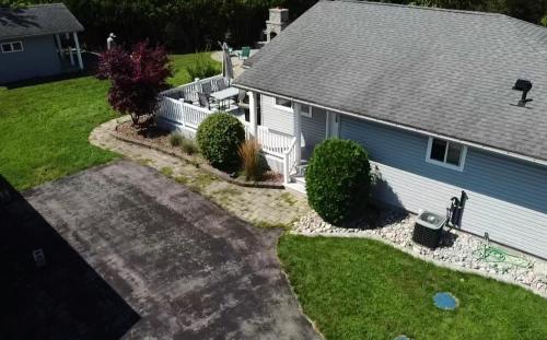 Tranquil Bay Lodge, 3 min walk to sand beach in Lambton Shores (ON)