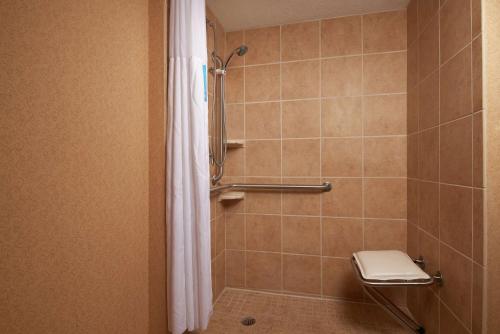 Hampton Inn Youngstown West - image 10