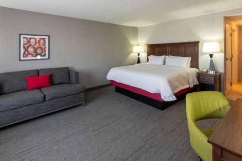1 king bed, 1 sofa bed