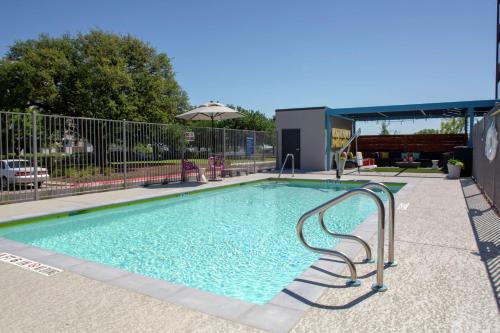 Tru by Hilton Round Rock - image 12