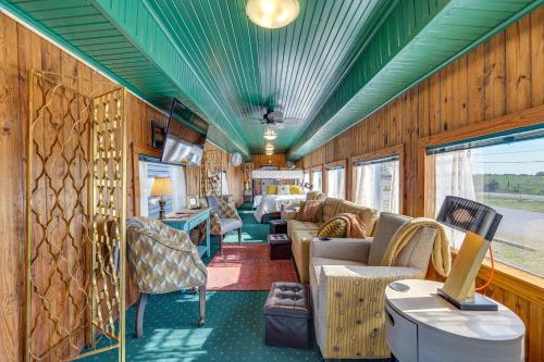 Charming Converted Railcar Studio in Joplin!