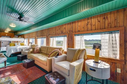 Charming Converted Railcar Studio in Joplin!