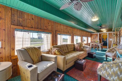 Charming Converted Railcar Studio in Joplin!