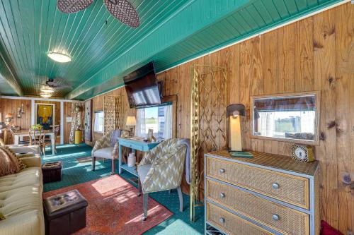 Charming Converted Railcar Studio in Joplin!