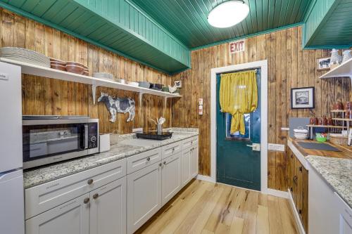 Charming Converted Railcar Studio in Joplin!