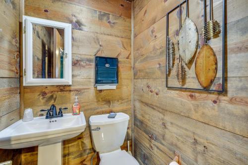 Charming Converted Railcar Studio in Joplin!