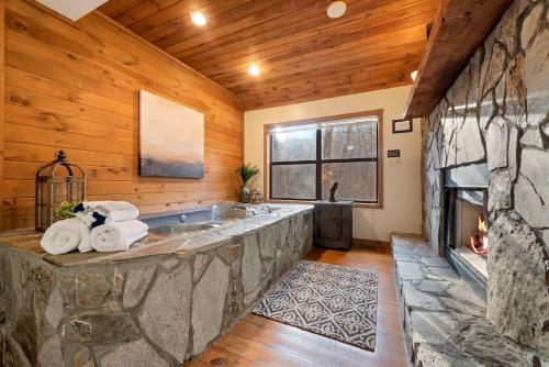 Luxury Cabin - Jacuzzi & Amazing Views - Elsa in Blairsville, USA