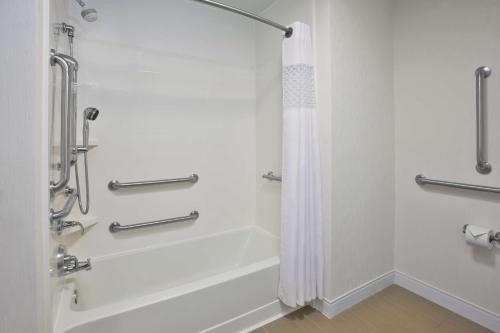 Hampton Inn & Suites-Alliance OH - image 10