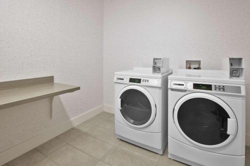 Hampton Inn & Suites-Alliance OH - image 6