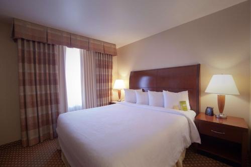 King Room with Accessible Tub - Mobility and Hearing Access/Non-Smoking