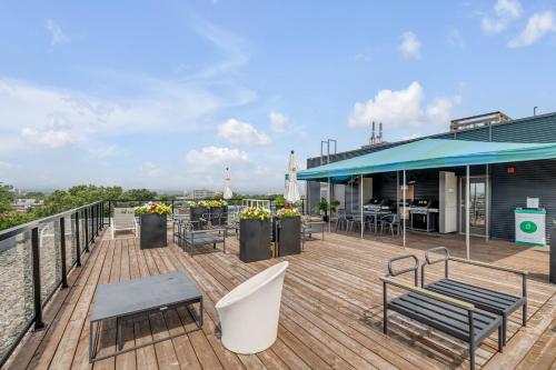 Initial / Spritz / Downtown Qc +STAT Initial / Spritz / Downtown Qc +STAT