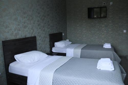2 twin beds