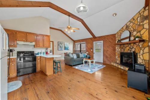 Luxury Cabin w/ Jacuzzi-Fireplace & Amazing View - Heidi in Blairsville, USA