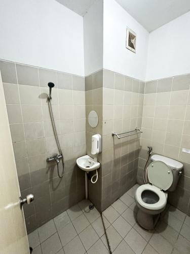Casa Feby Guest House - 샤워실