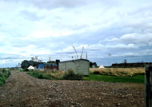 Boyce Fen Farm Retreat Glamping & Fishery