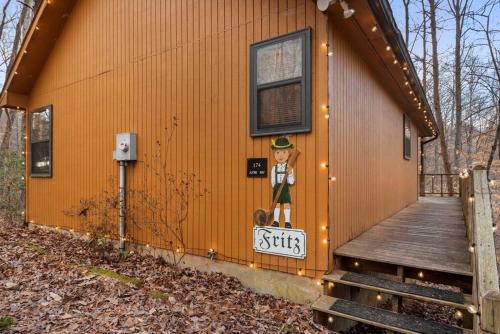 Pet Friendly Luxurious Cabin w/ Jacuzzi & Fire Pit - Fritz