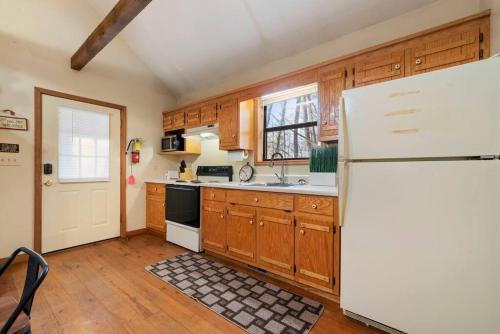 Pet Friendly Luxurious Cabin w/ Jacuzzi & Fire Pit - Fritz in Blairsville, USA