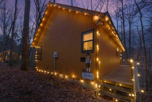 Pet Friendly Luxurious Cabin w/ Jacuzzi & Fire Pit - Fritz in Blairsville, USA