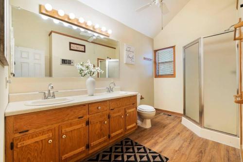 Pet Friendly Luxurious Cabin w/ Jacuzzi & Fire Pit - Fritz in Blairsville, USA