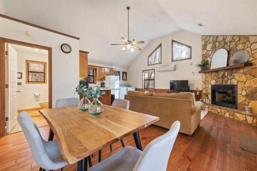 Cabin-Amazing Forest View with Indoor Fireplace - Hansel in Blairsville, USA