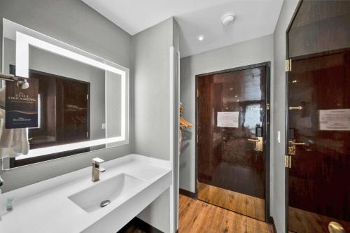Baymont by Wyndham Anderson - image 6
