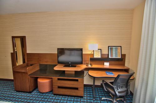 King Room with Roll-in Shower - Mobility and Hearing Accessible