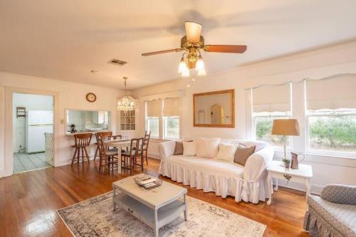 Ellas Vintage Cottage near Cajun field in Lafayette, USA