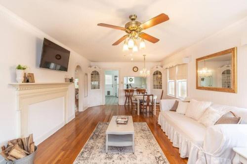Ellas Vintage Cottage near Cajun field in Lafayette, USA