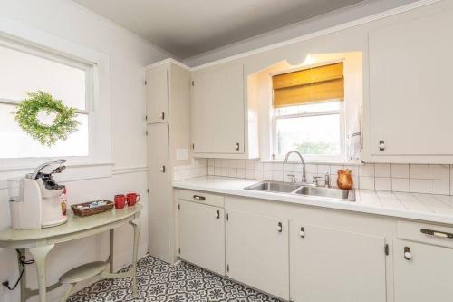 Ellas Vintage Cottage near Cajun field in Lafayette, USA