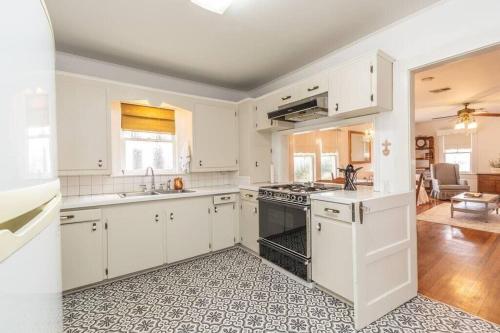 Ellas Vintage Cottage near Cajun field in Lafayette, USA