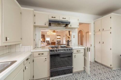 Ellas Vintage Cottage near Cajun field in Lafayette, USA
