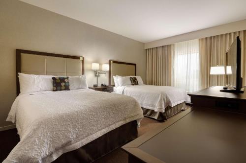 2 queen beds