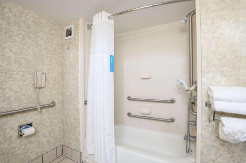 Hampton Inn Williamston - image 2