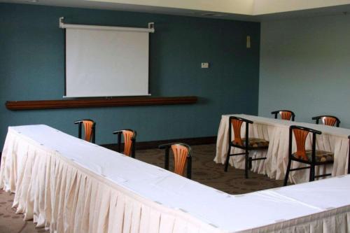 Hampton Inn Williamston - image 11