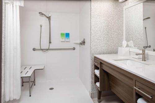 King Studio with Roll-In Shower - Disability Access/Non-Smoking