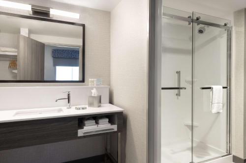 Hampton Inn & Suites St. Charles Old Town Area - image 8