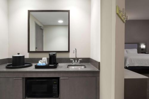 Hampton Inn & Suites St. Charles Old Town Area - image 7