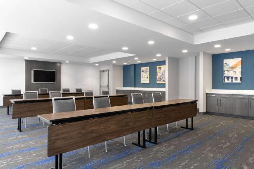 Hampton Inn & Suites St. Charles Old Town Area - image 5