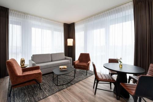 1 queen bed, 1 sofa bed