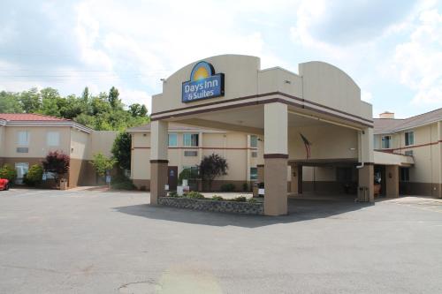 Days Inn & Suites by Wyndham Bridgeport - Clarksburg