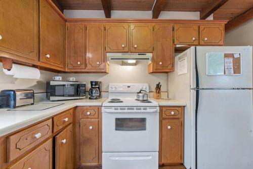 Sleep7 Contemporary Fireplace WIFI Deck - Franz