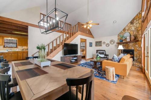 Sleep7 Contemporary Fireplace WIFI Deck - Franz