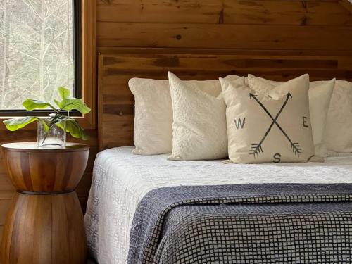 Sleep7 Contemporary Fireplace WIFI Deck - Franz