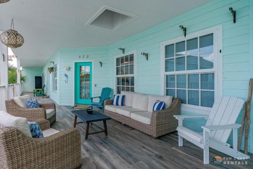 Private Balcony ON Flagler Avenue! Stroll to the Beach! Apartment with Wi-Fi, Parking, and PERFECT Location! in New Smyrna Beach, USA