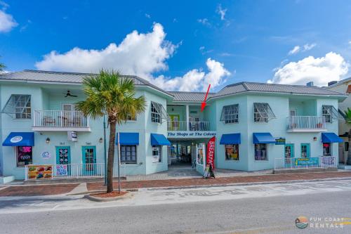 Private Balcony ON Flagler Avenue! Stroll to the Beach! Apartment with Wi-Fi, Parking, and PERFECT Location! in New Smyrna Beach, USA