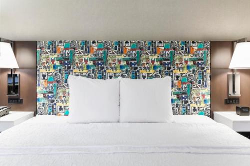 Hampton Inn & Suites Pittsburgh-Downtown - image 2
