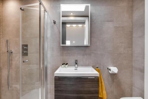 Beautiful 2-Bed Apartment in London - image 9