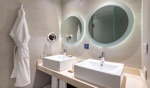 One Bedroom King Suite with Terrace image 1