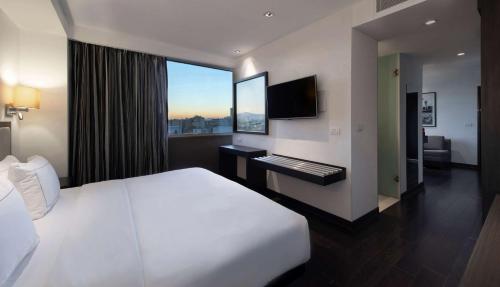 Deluxe King Room image 2