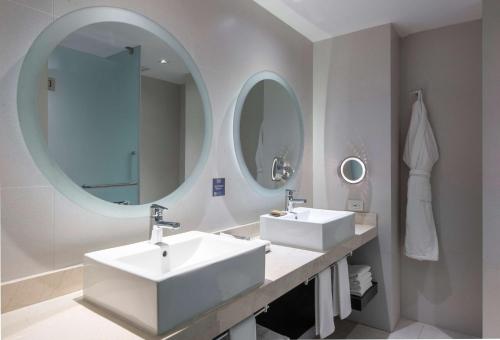Deluxe King Room image 3